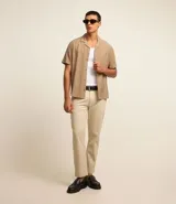 Pantalón de vestir color gris claro, de corte slim fit y largo cropped.