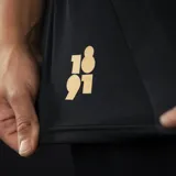 Camiseta de fútbol Puma del Club Atlético Peñarol, modelo Away 2025. Diseño negro con detalles dorados, escudo del club y logo de Puma en el pecho, sponsor Antel en el frente y BBVA en las mangas.