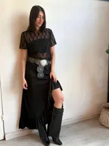 Falda larga negra de jersey con volados asimétricos.
