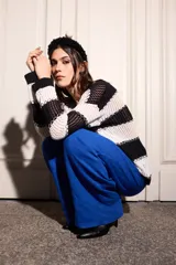 Sweater ligero bicolor con detalles a contratono y costuras tipo zigzag.