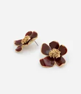 Aros tipo botón con forma de flor, hechos de resina y metal, con pétalos asimétricos y centro texturizado. Cierre tipo botón a presión.