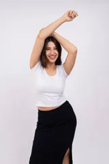 Remera rosa de corte clásico con cuello redondo y mangas cortas.