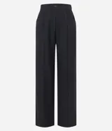Pantalón de vestir negro de corte recto, con bolsillos laterales y cierre de cremallera lateral. Presenta detalles de hilo metalizado en la trama.