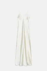 Vestido midi color blanco, de satén, con escote en pico, tirantes finos regulables y espalda descubierta con tiras horizontales.