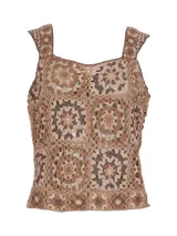 Musculosa tejida a crochet con cuadrados de la abuela en tonos marrón y beige.