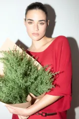 Sweater rojo de tejido de punto, con escote en V y corte oversized.