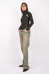 Body gris de tejido de punto con cuello alto y mangas largas. Presenta aberturas en los hombros y broches en la entrepierna.