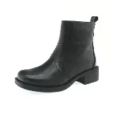 Bota corta negra de cuero sintético, con caña baja, punta redondeada y taco cuadrado bajo.