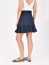 Minifalda con estampado geométrico en blanco y azul marino.