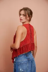 Chaleco rojo ladrillo de gamuza con flecos.