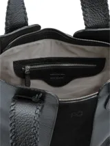 Cartera shopper negra de cuero graneado con panel central de gamuza. Tiene manijas con costuras en cuero y logo metálico de la marca.