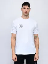 Remera color crema de corte clásico con cuello redondo y estampado en la espalda de una huella digital con forma de pelota de fútbol y el logo de Umbro.