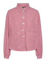 Camisa de denim a rayas verticales rojas y blancas, con cuello clásico, cierre frontal con botones plateados, mangas largas con puños abotonados, bolsillo de parche en el pecho y corte holgado.