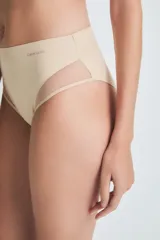 Bombacha vedetina color piel con cintura alta y paneles de tul transparente en los laterales.
