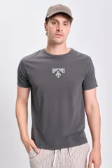 Remera gris oscuro de manga corta con estampado frontal de la frase 'Bounty Hunter' y el símbolo mandaloriano.