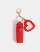 Llavero rojo con charm de portalabial con forma rectangular y espejo en forma de corazón.