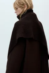 Bufanda larga combinada color beige confeccionada en mezcla de tejidos y lana con cuello subido y cremallera metálica.