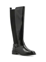 Bota de mujer de caña alta en color negro, con detalle de hebilla decorativa y suela plana.
