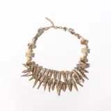 Collar corto con cuentas de madera, cuentas doradas y colgantes de nácar en forma de lanza.