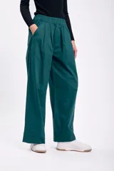 Pantalón ancho verde con cintura elástica y bolsillos laterales.