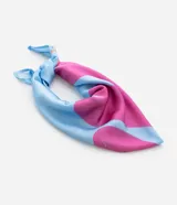 Pañuelo cuadrado de satén con estampado abstracto en tonos azul claro, fucsia y naranja.