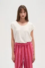 Remera verde oliva de viscosa con cuello redondo y mangas cortas con dobladillo.