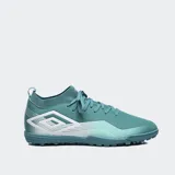 Championes de fútbol Umbro Vibe TF color celeste con detalles en blanco.