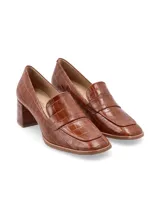 Zapato marrón de cuero con taco cuadrado de madera y detalle de cuero texturizado en la parte delantera.