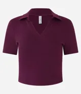 Blusa color blanco con cuello polo y escote en V, de manga corta y corte ajustado.