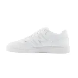 Championes urbanos New Balance modelo BBW80, color blanco, confeccionados en cuero, con logo "N" característico en los laterales y suela de goma.