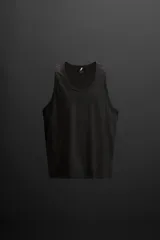 Musculosa deportiva negra de algodón, corte regular fit, cuello redondo amplio y sisa ancha.