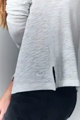 Remera cruda de algodón flame, corte ajustado y mangas largas.