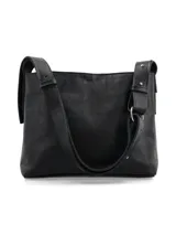 Cartera negra de cuero con correa regulable, abertura central con herraje metálico y división interna con cierre.