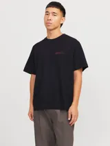 Camiseta negra de manga corta y cuello redondo con logo bordado en rojo en el pecho y estampado en la espalda.