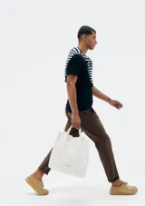 Camiseta básica de manga corta, cuello redondo y calce regular, color rojo jaspeado.