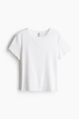 Remera blanca de punto canalé con corte ajustado, cuello redondo con ribete fino y mangas cortas con acabado sobrehilado.