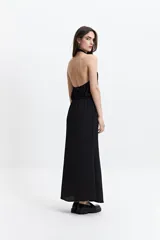 Musculosa blanca con detalle drapeado, cuello bote y espalda descubierta.