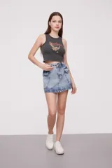 Minifalda gris de jean con bolsillos tipo cargo.