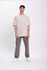 Pantalón de trabajo color gris topo, de corte recto y tiro medio, con múltiples bolsillos y presilla lateral para herramientas.