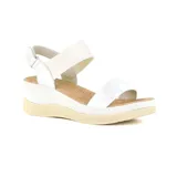 Sandalias blancas de plataforma con dos tiras, una blanca y otra plateada con glitter.