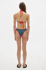 Bikini color crudo con ribete negro, de tiro bajo y cobertura media.