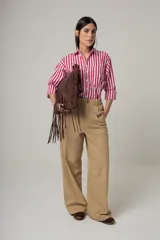 Camisa celeste con rayas verticales blancas, de corte clásico y manga larga.