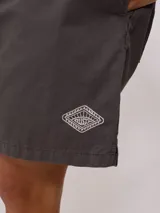 Short gris de algodón con cintura elástica ajustable con cordón y logo estampado en la pierna.