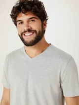 Camiseta gris oscuro de manga corta con cuello en V.