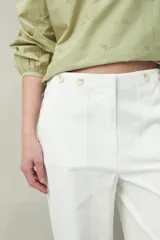 Pantalón blanco de algodón con corte recto y bolsillos delanteros grandes.