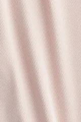 Remera color rosa claro en tejido acanalado de algodón, corte entallado, cuello redondo con ribete fino y bajo recto.