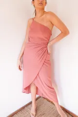 Vestido largo color rojo, de un solo hombro, con breteles finos y falda irregular con abertura lateral.