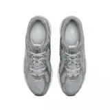 Championes New Balance modelo U740SG2, color plateado con detalles en blanco y negro. Presentan una parte superior de malla transpirable con superposiciones sintéticas brillantes y el logo "N" en los laterales. La entresuela es blanca con tecnología ABZORB y la suela exterior es negra.