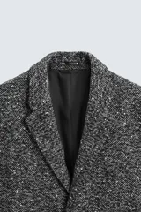 Abrigo regular fit confeccionado en tejido con 23% de lana. Cuello con solapas de muesca y manga larga. Bolsillos de vivo en cadera y detalle de bolsillo interior. Bajo con abertura en centro espalda. Cierre frontal de botonadura.