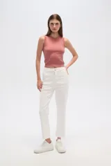 Top sin mangas color salmón, ajustado al cuerpo y con cuello a la base.